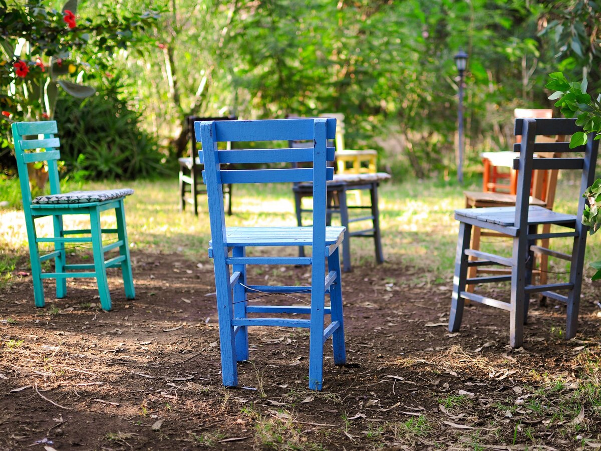 Houten stoelen in een kring in een tuin